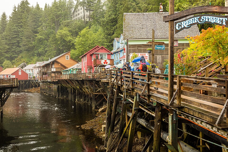 960px-Calle_hist%C3%B3rica_Creek,_Ketchikan,_Alaska,_Estados_Unidos,_2017-08-16,_DD_52.jpg