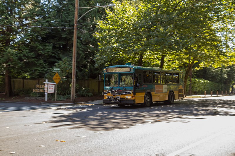 800px-204_on_Mercer_Island_%2814989074618%29.jpg