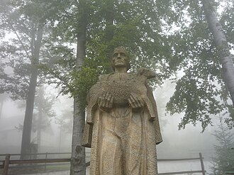 Valašský Bača s ovcí 02.jpg