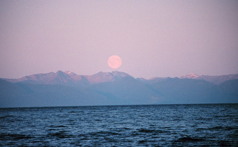 960px-Moonrise_in_Chatham_Strait.jpg
