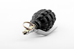 F1 grenade travmatik com 02 by-sa.jpg