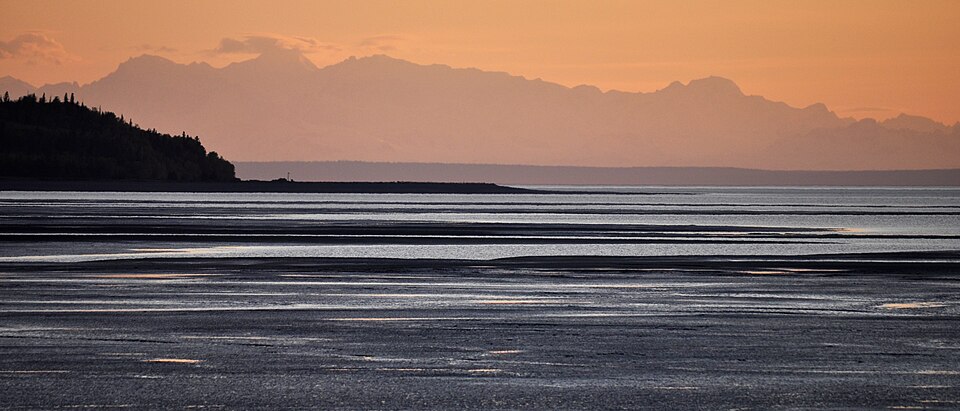 960px-Fire_Island_and_the_Alaska_Range._Kincaid_beach%2C_Anchorage%2C_Alaska_%285781763309%29.jpg