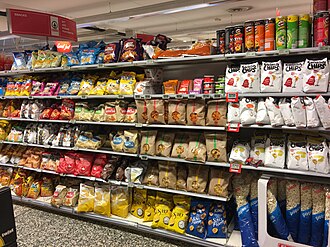 Aisle for snack food (chips, pop corn, etc.) in Spar Supermarket in Tjøme, Norway 2017-12-05 01.jpg