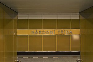 Metro B Národní třída zeď.jpg