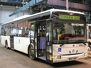 Crossway LE 12,8 pražského DP, který je upravený pro přepravu vozíčkářů.jpg