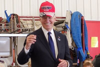 Joe-biden-wearing-trump-hat.jpg