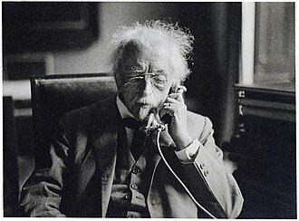Dr. Florentius Marinus Wibaut 1859-1936 Op de dag voor zijn ontslag in de wethouderskamer.jpg