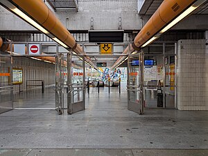 Metro Invalidovna, vestibul.jpg