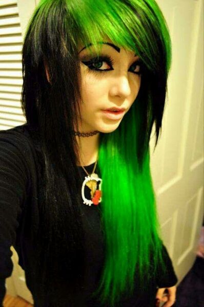 File:Emo girl with green and black hair.jpg