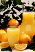 180px-Oranges and orange juice.jpg