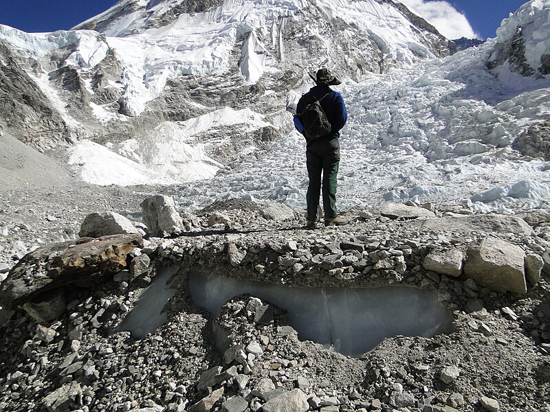 800px-South_Everest_Base_Camp_sleeping_platform.jpg