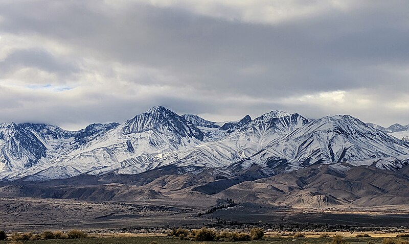 800px-Sierra_Nevada_as_seen_from_Big_Pine.jpg