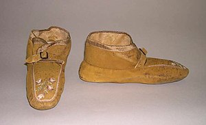 Moccasins MET 1975.206.4ab F.jpg