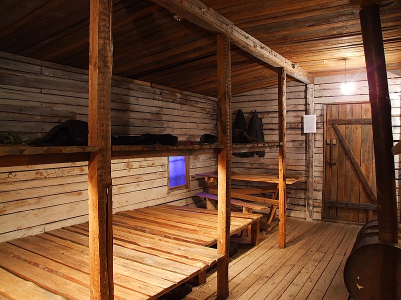 800px-Shack_from_Gulag_-_Museum_of_the_Occupation_of_Latvia.JPG