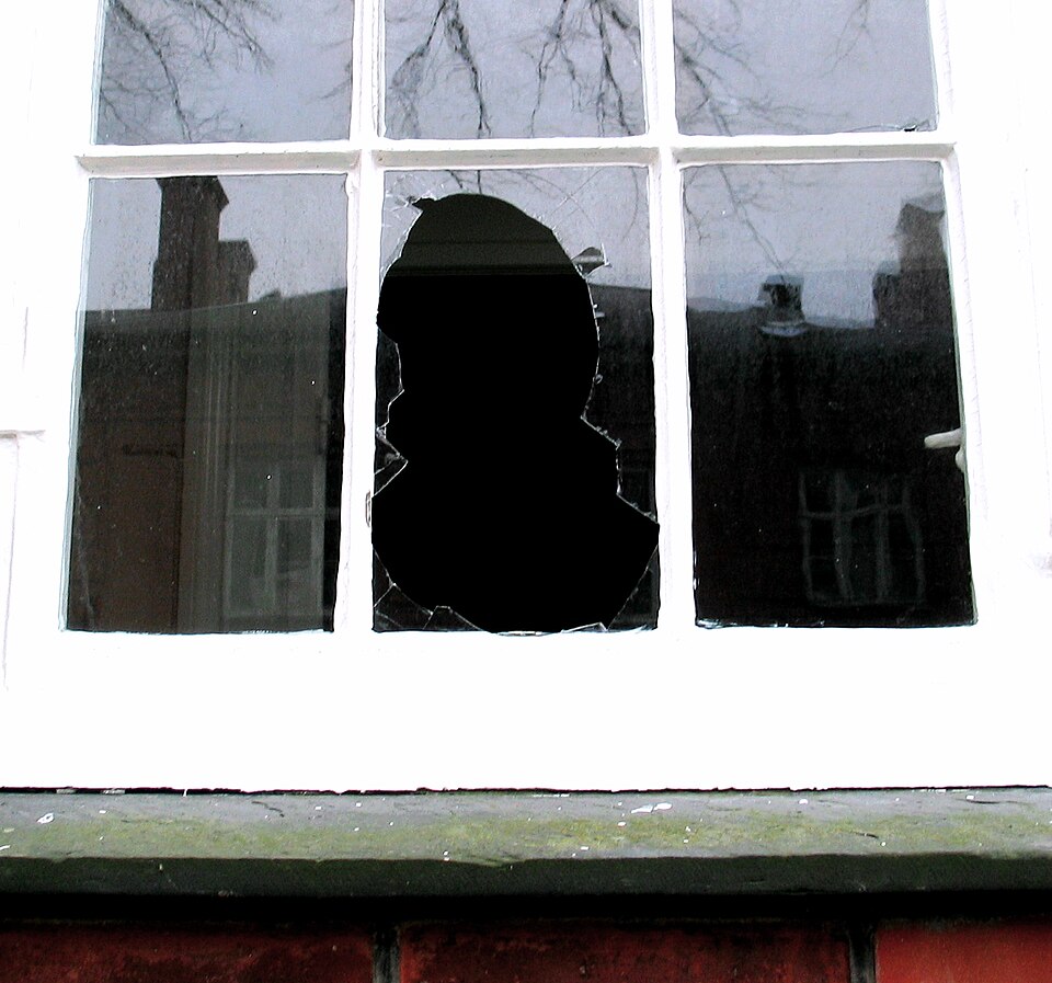 File:Fiestra e vandalismo.JPG