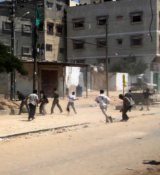File:Palestinians throwing stones.sized.jpg