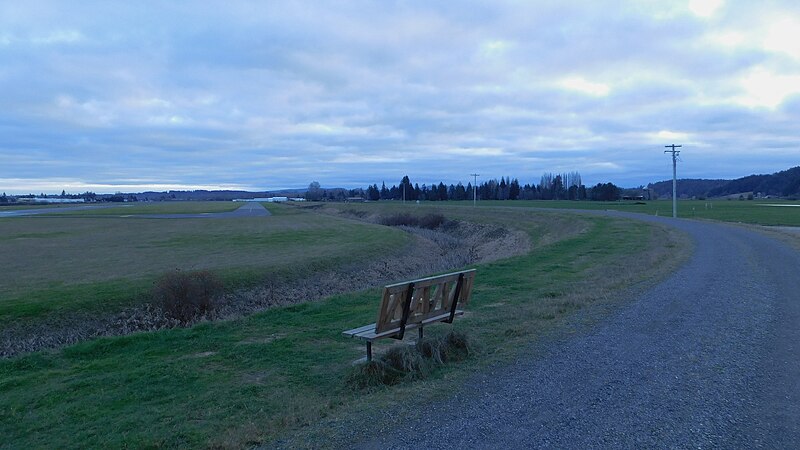 800px-Airport_Levee_Trail,_Chehalis,_Washington.jpg