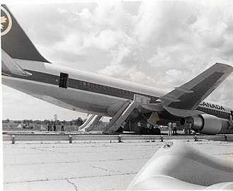 Air Canada Flight 143 after emergency landing 2.jpg