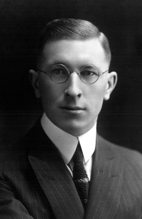 Фредерик бантинг канадский врач. Канадский ученый фредерик бантинг. Фредерик бантинг нобелевская премия. Фредерик бантинг канадский врач. Фредерик бантинг нобелевская премия.