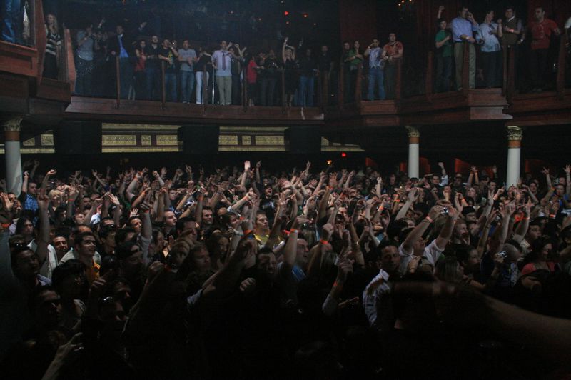 File:2008-03-13 Rave crowd.jpg