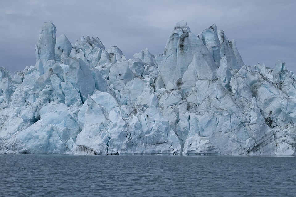 960px-Close_up_of_Bering_Glacier._Bering_Glacier_Research_Natural_Area._-_50559731423.jpg