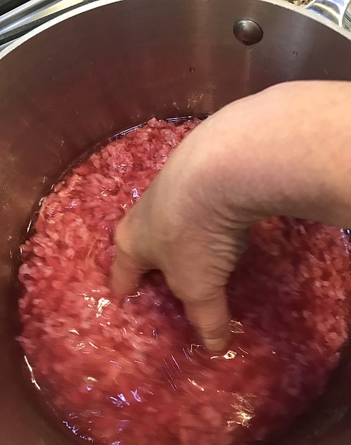 File:Crumbling ground beef in water.jpg