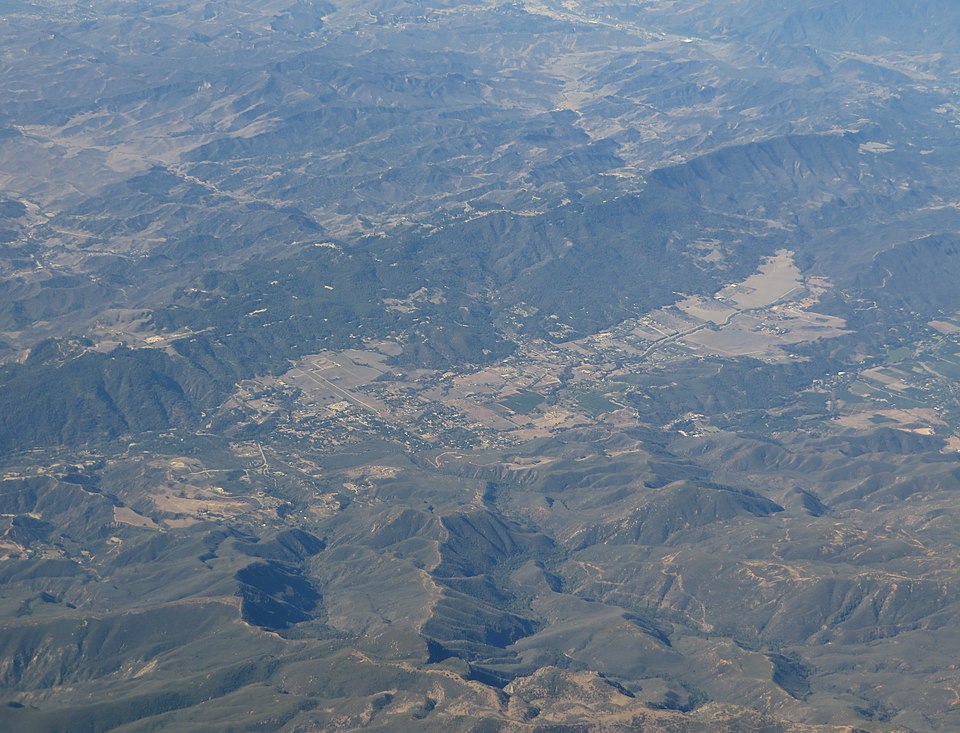 960px-Between_Ojai_and_Santa_Paula%2C_California_%2821591859581%29.jpg