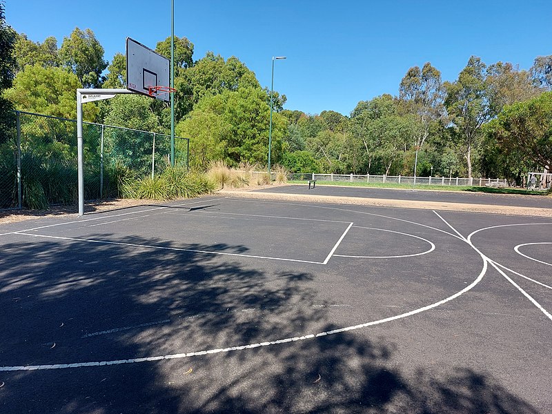 800px-Public_basketball_court_in_Melbourne_VIC_Australia.jpg