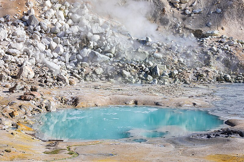 800px-Aquamarine_water_pool_at_Bumpass_Hell-8882.jpg