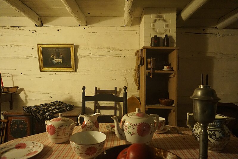800px-Milwaukee_Public_Museum_April_2023_123_%28Streets_of_Old_Milwaukee--Ahner_Log_Cabin_interior%29.jpg