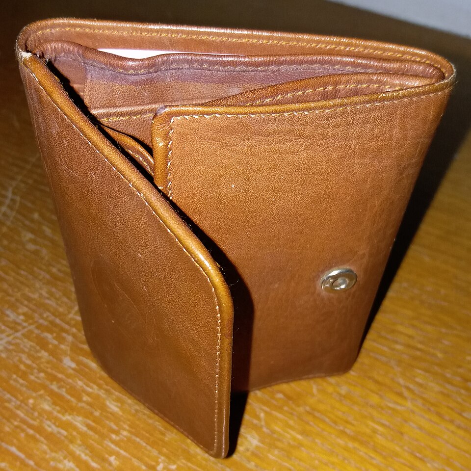 File:An old wallet with brown color.jpg