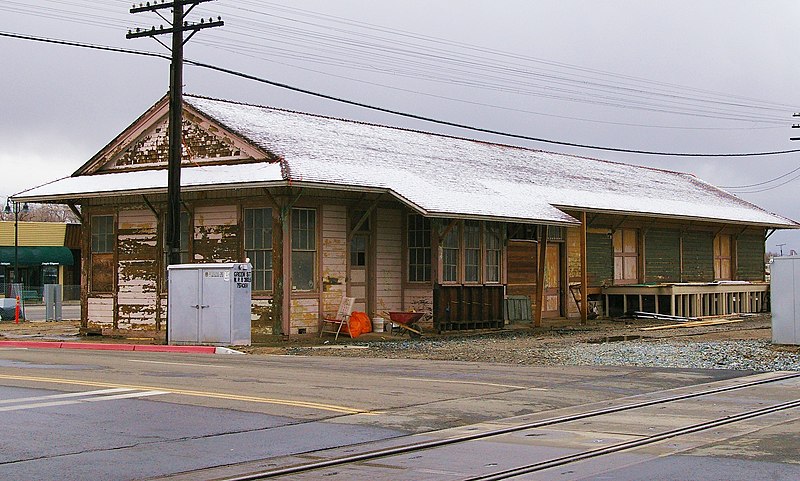 800px-Tehachapi_station_building%2C_January_2008.jpg