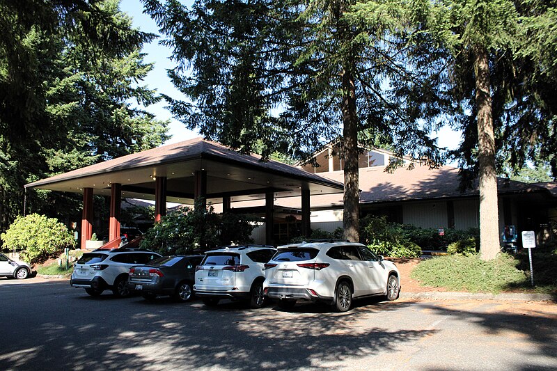 800px-Olympia_Hotel_at_Capitol_Lake_01.jpg