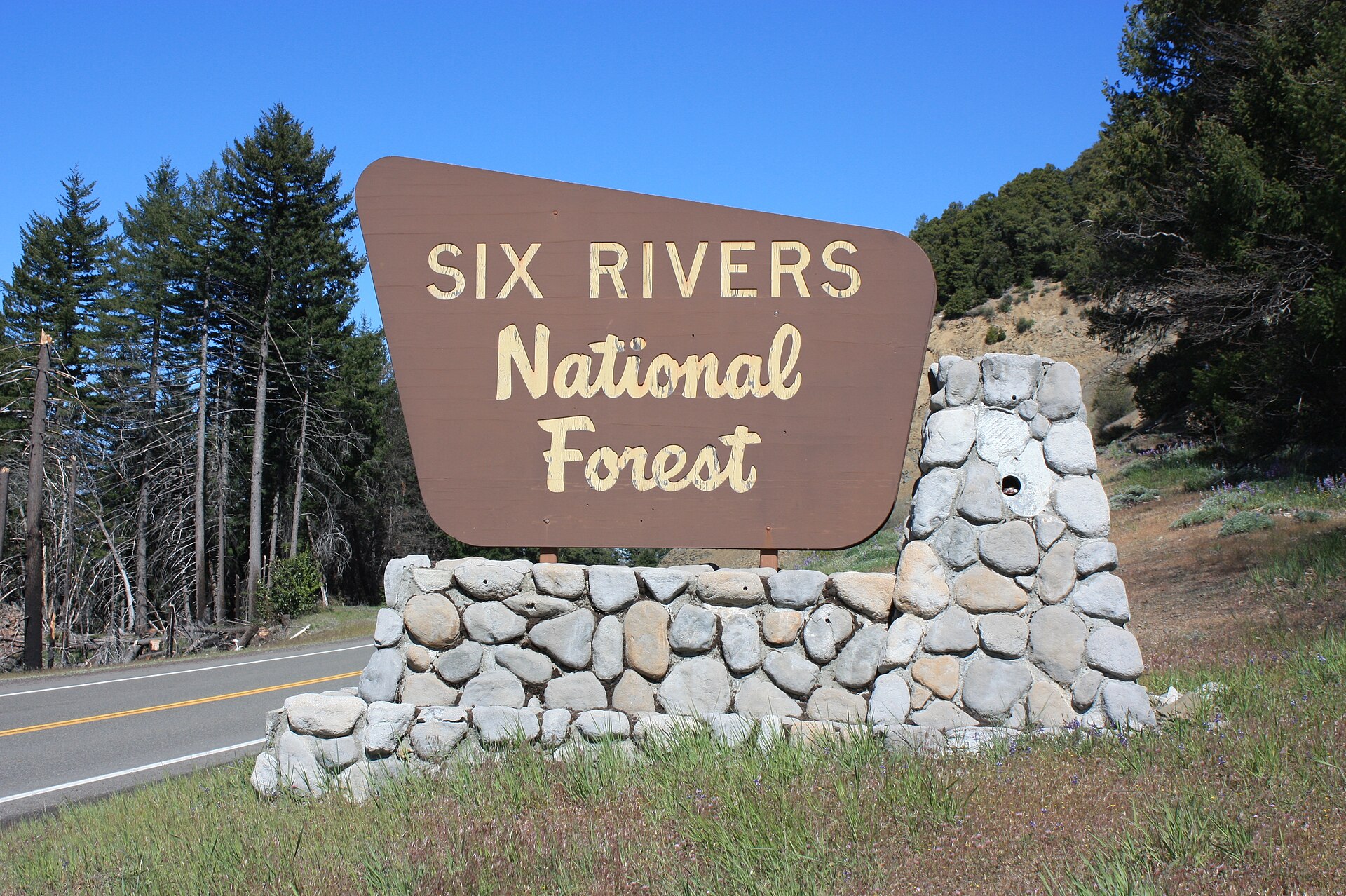 Six Rivers National Forest newer style sign.jpg