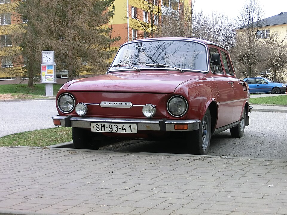 File:Škoda 110L červená1.JPG