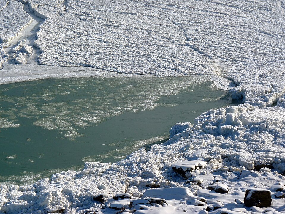 960px-Icy_Water_%284303199616%29.jpg