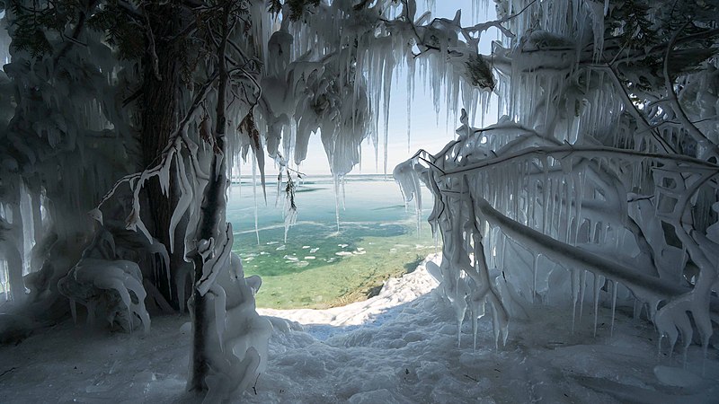 800px-Icy_shores_of_Lake_Michigan.jpg