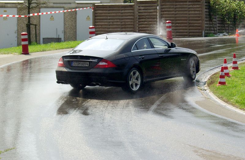 File:Mercedes AMG CLS 55 - Demonstration of drifting 1b.jpg