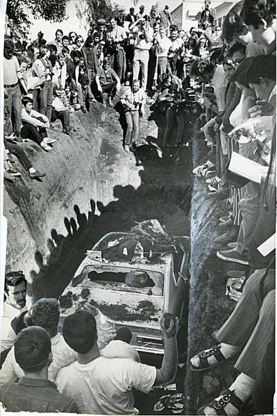 File:Ford Maverick buried in 1970.jpg