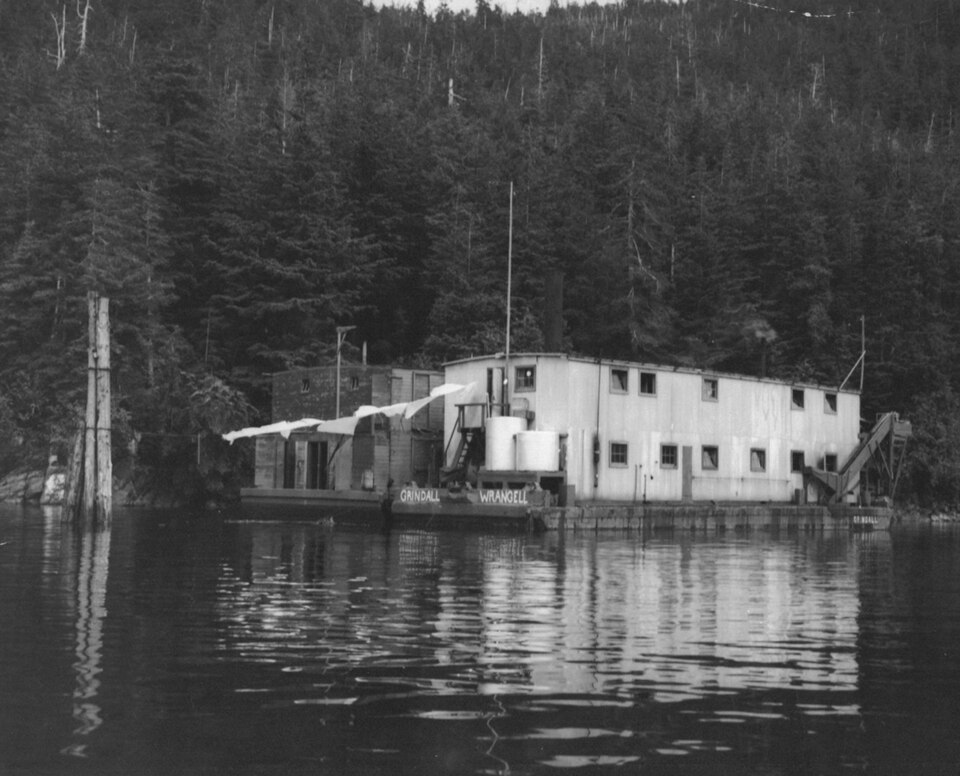 960px-Floating_cannery_at_Elfin_Cove_1944_FWS.jpg