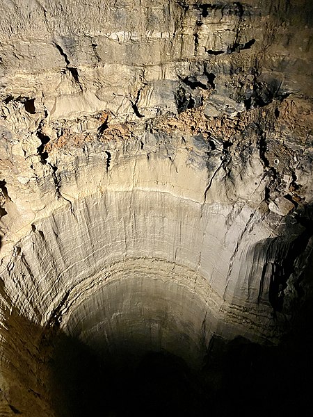 450px-Bottomless_Pit%2C_Mammoth_Cave%2C_Mammoth_Cave_National_Park%2C_Mammoth_Cave%2C_KY.jpg