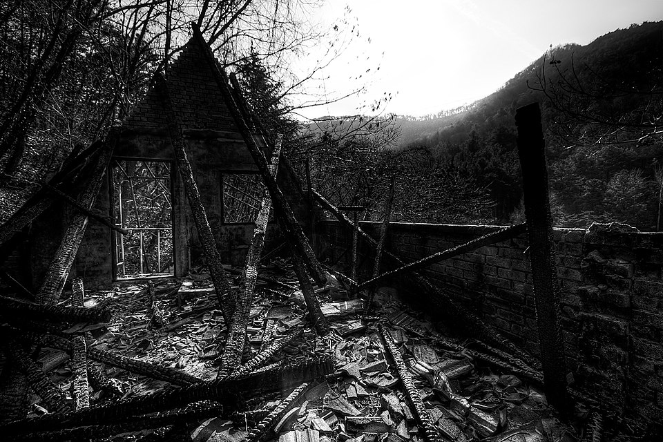File:Burnt down house (6811031845).jpg