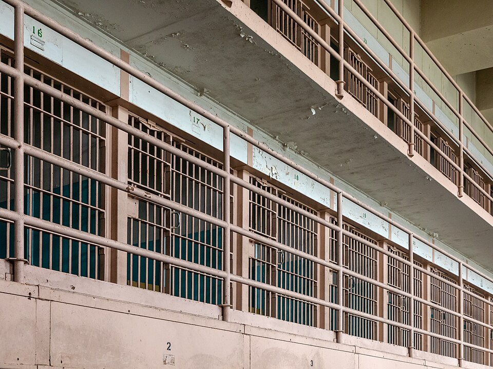 960px-San_Francisco_%28CA%2C_USA%29%2C_Alcatraz%2C_Main_Prison_--_2022_--_3147.jpg