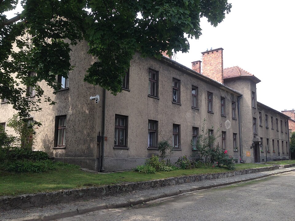 File:Auschwitz Kommandantenbüro von außen.jpg