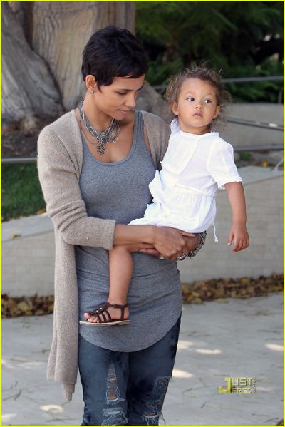 File:Halle-berry-mothers-day-01.jpg