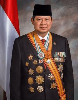 Susilo Bambang Yudhoyono with presidental and military decorations (2nd period).png